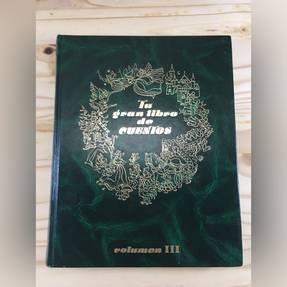 Tu gran libro de cuentos Volumen III - Green Hardcover Storybook En Español